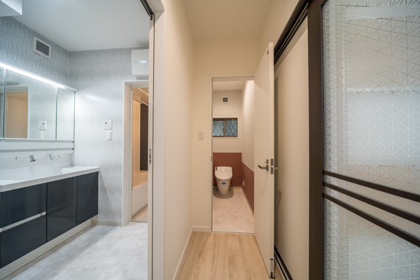 階段室からは、洗面室とトイレにつながっています。