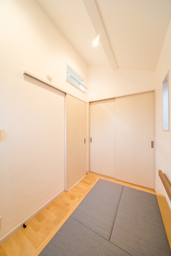この部屋にはロフトを設けました。天井は勾配天井になっていて、3.5帖の部屋に開放感をもたらしています。