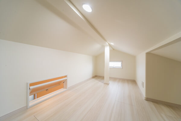 ロフトは扉上に取り付ける用途のランマ窓を設けて、窓を開けて部屋へ通気できるように設計しました。