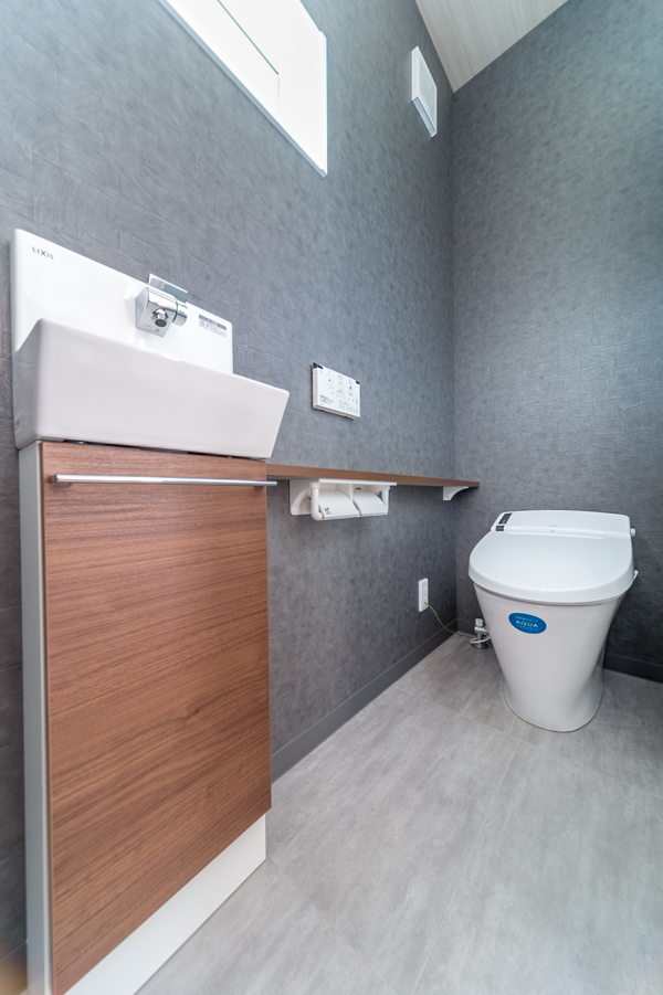 床と天井は同系の色とデザインをセレクト。シックなトイレ空間に仕上っています。