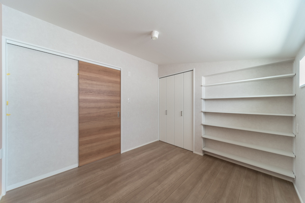 お子さんのお部屋には、本棚を造作。天井まで本や小物をならべることができます。