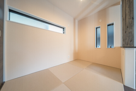 小上がりには、開閉可能な窓を2ヶ所取り付け、独立で使用した場合でも部屋の換気ができるように。