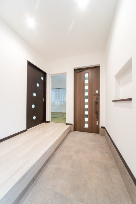 玄関ドアのとなりに和室への入口、そのとなりはリビングルーム（LDK）への入口と扉が並んでいます。