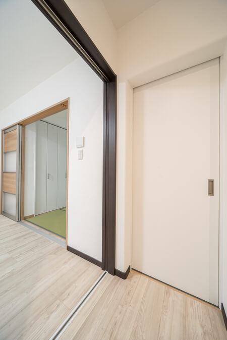 和室への入口は玄関ホールからとリビングから、どちらもアクセス可能な2way動線です！