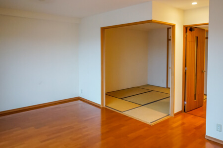 リフォーム前はリビングと和室が扉(襖)で仕切られていてリビングが手狭な感じでした。