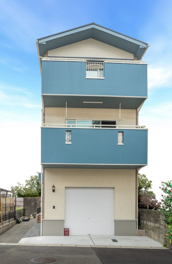 ビルトインガレージ付きの3階建て注文住宅。1階の正面はインナーガレージ用の車庫シャッター【三和シャッター】を採用。