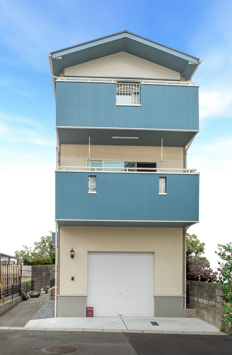 ビルトインガレージ付きの3階建て注文住宅 1階の正面はインナーガレージ用の車庫シャッター 三和シャッター を採用 注文住宅の施工実例 大阪の注文住宅なら匠建枚方