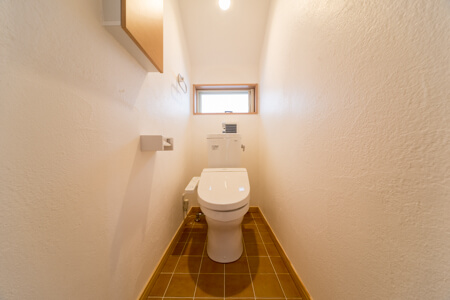 A様邸はトイレの壁・天井も無添加住宅のしっくい仕上げ
