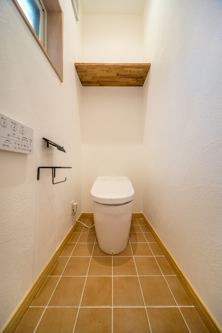 1階トイレの床はニッタイ「ヴァンス」のオレンジ色のタイル貼り！