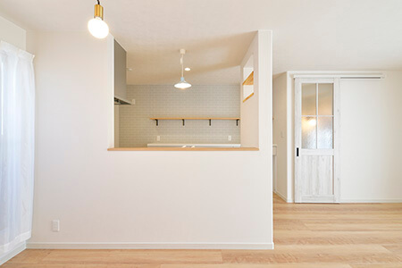 造作対面キッチンのメリットは、キッチン前の壁の高さが自由に決められるところ。