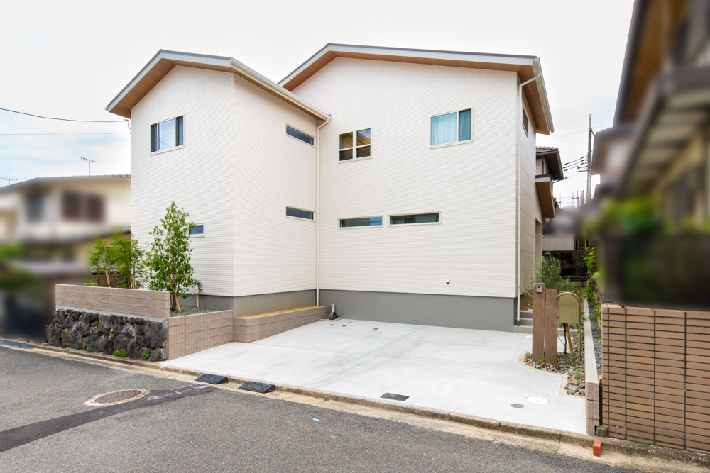 道路から距離をもたせた、やさしく迎える外観デザイン