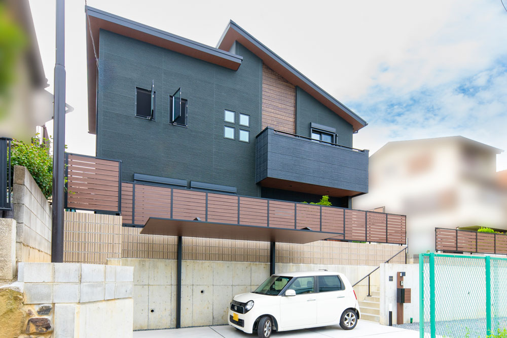 立体的なフォルムと木目が映える、上質モダンな外観