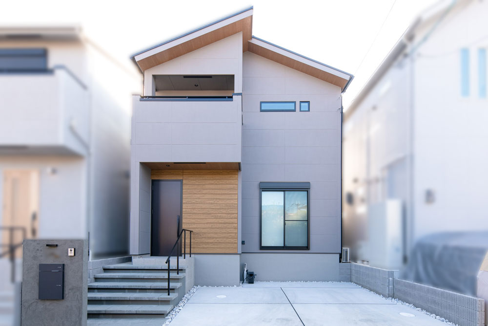 街並みに馴染みながら、素材で魅せる外観デザイン