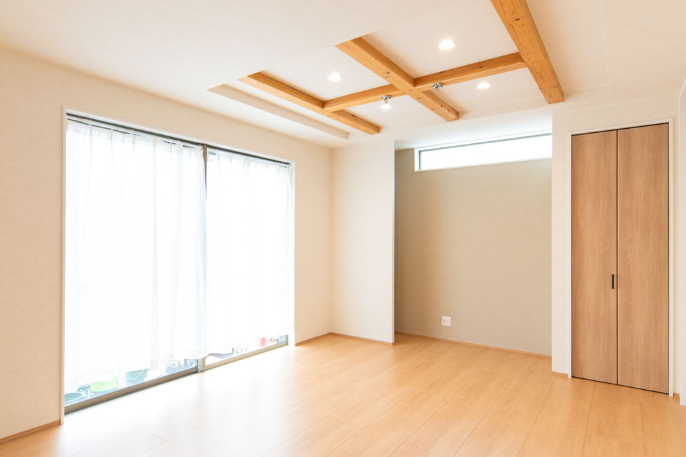折り上げ天井と化粧梁が彩る、開放感あふれるLDK