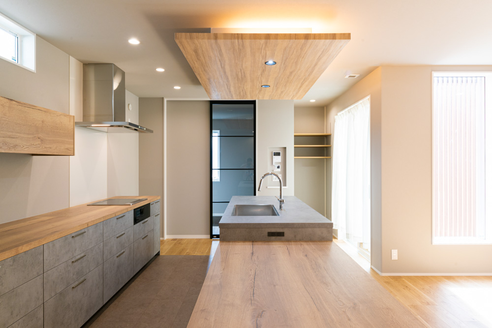 暮らしの中心に、凛と佇むキッチンと上質なリビング