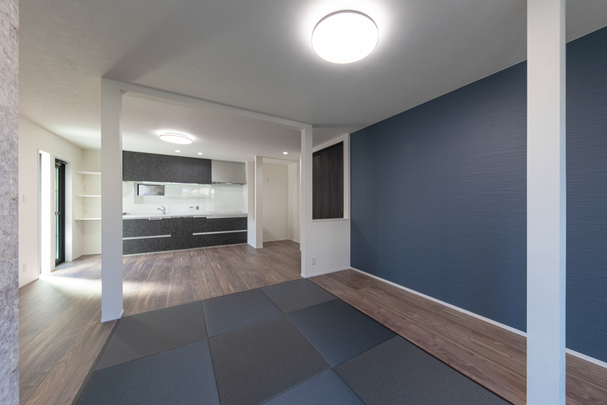 空間をゆるやかにつなぐ、再生されたリビング