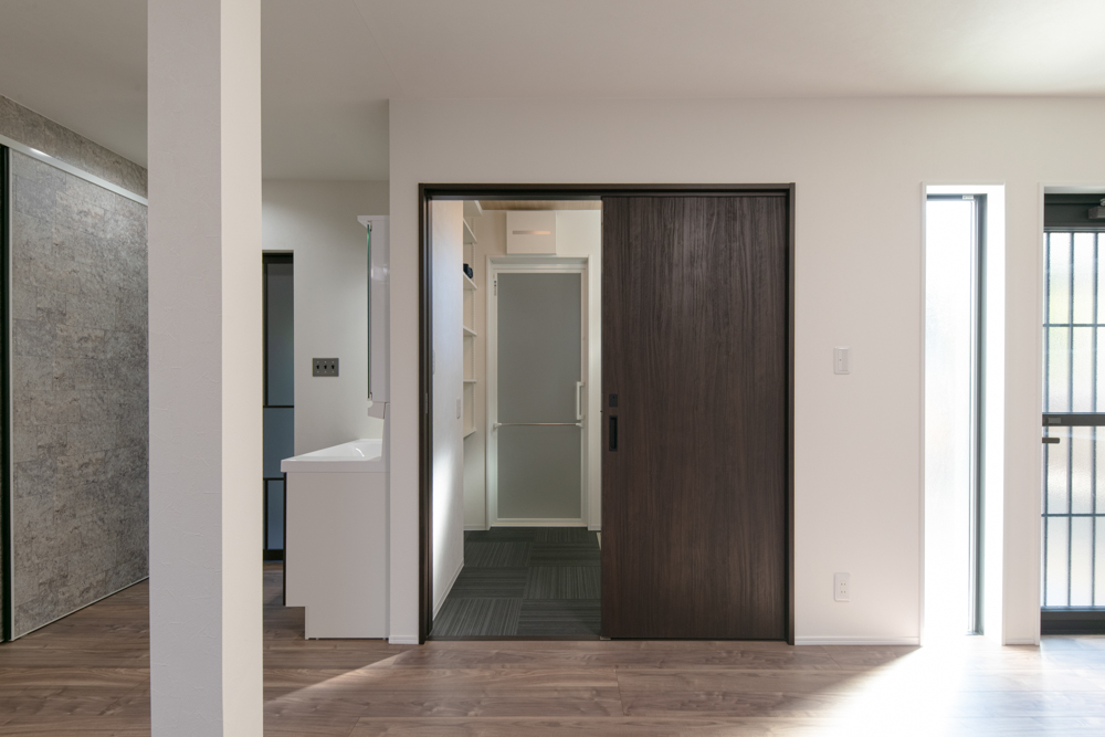 洗面とランドリーを分けて整えた、使いやすい家事動線