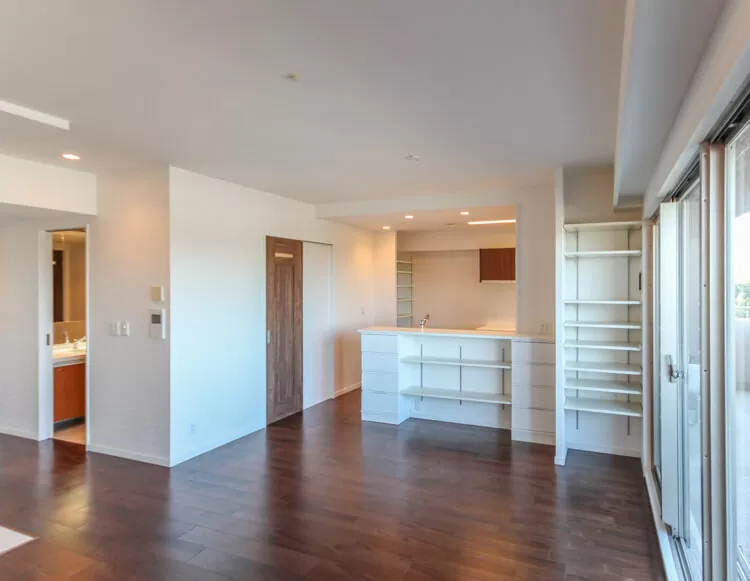 、リノベーション後は清潔でシックなお部屋に生まれ変わりました。床はマンション用の無垢床（床暖房対応タイプ）、建具はパナソニック（ウオールナット色）